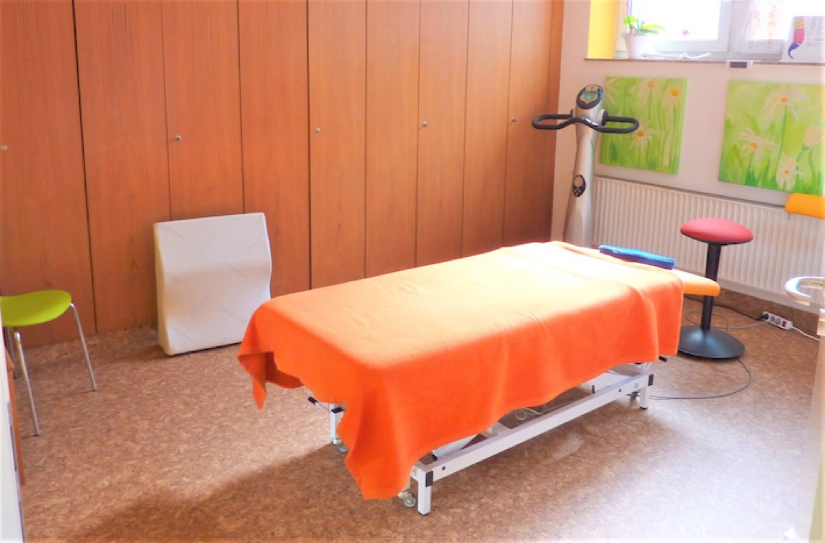 Behandlungsraum mit Massageliege
